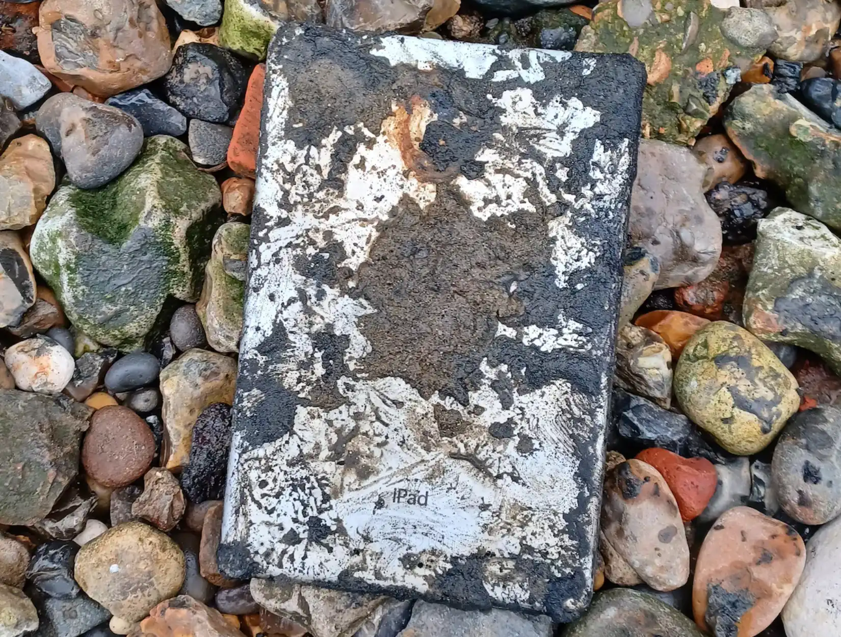 Detall de l'iPad, cobert de fang, que ha ajudat a resoldre el cas de l'intent d'assassinat de Paul Allen, cinc anys després (fotografia: Metropolitan Police/The Washington Post).