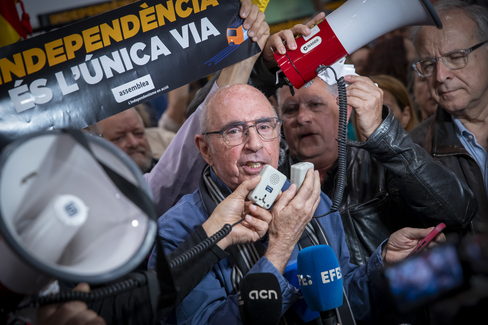 Lluís Llach durant la concentració en protesta per l'estat dels trens (fotografia: Albert Salamé).