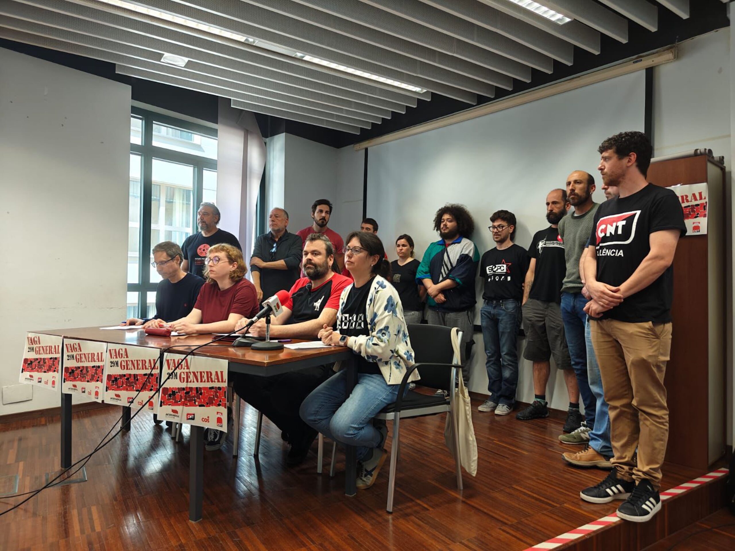 Els sindicats CGT, CNT, COS i la Intersindical Valenciana, en un moment de la compareixença de premsa anunciant la vaga general del 29 de maig.