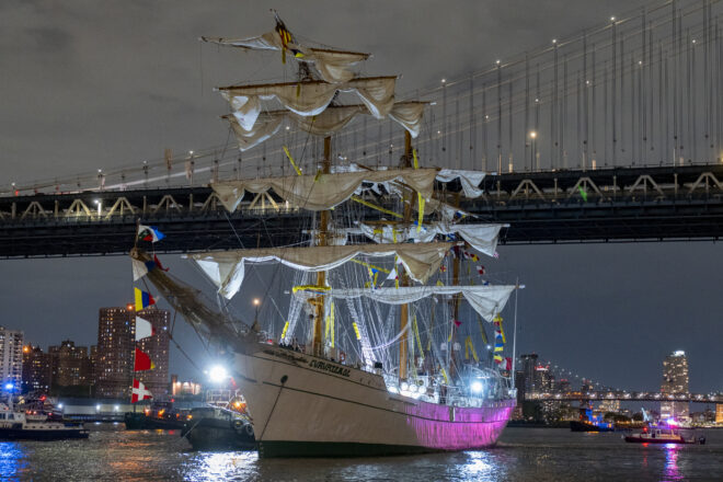 Un vaixell escola de l’Armada mexicana xoca contra el pont de Brooklyn i causa dos morts
