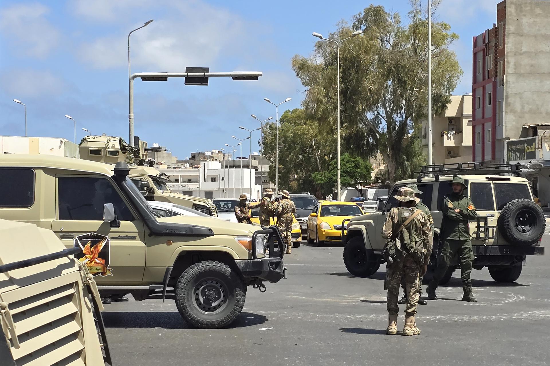 Les forces de seguretat líbies, ahir en un punt de control després dels enfrontaments nocturns a Trípoli (fotografia: EFE / EP /