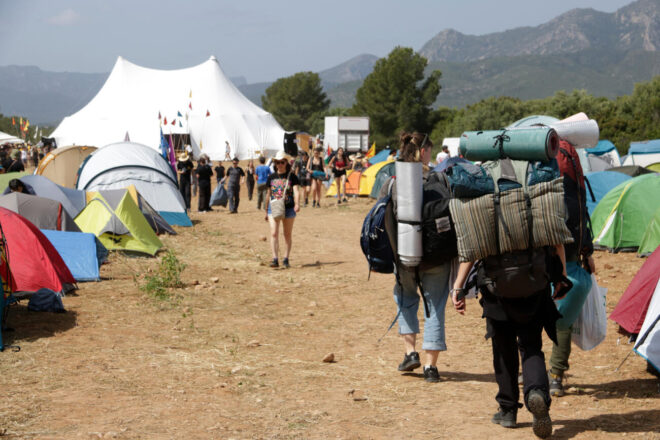 Milers d’ecologistes sembren els terrenys on s’ha d’aixecar una inversió milionària sud-coreana