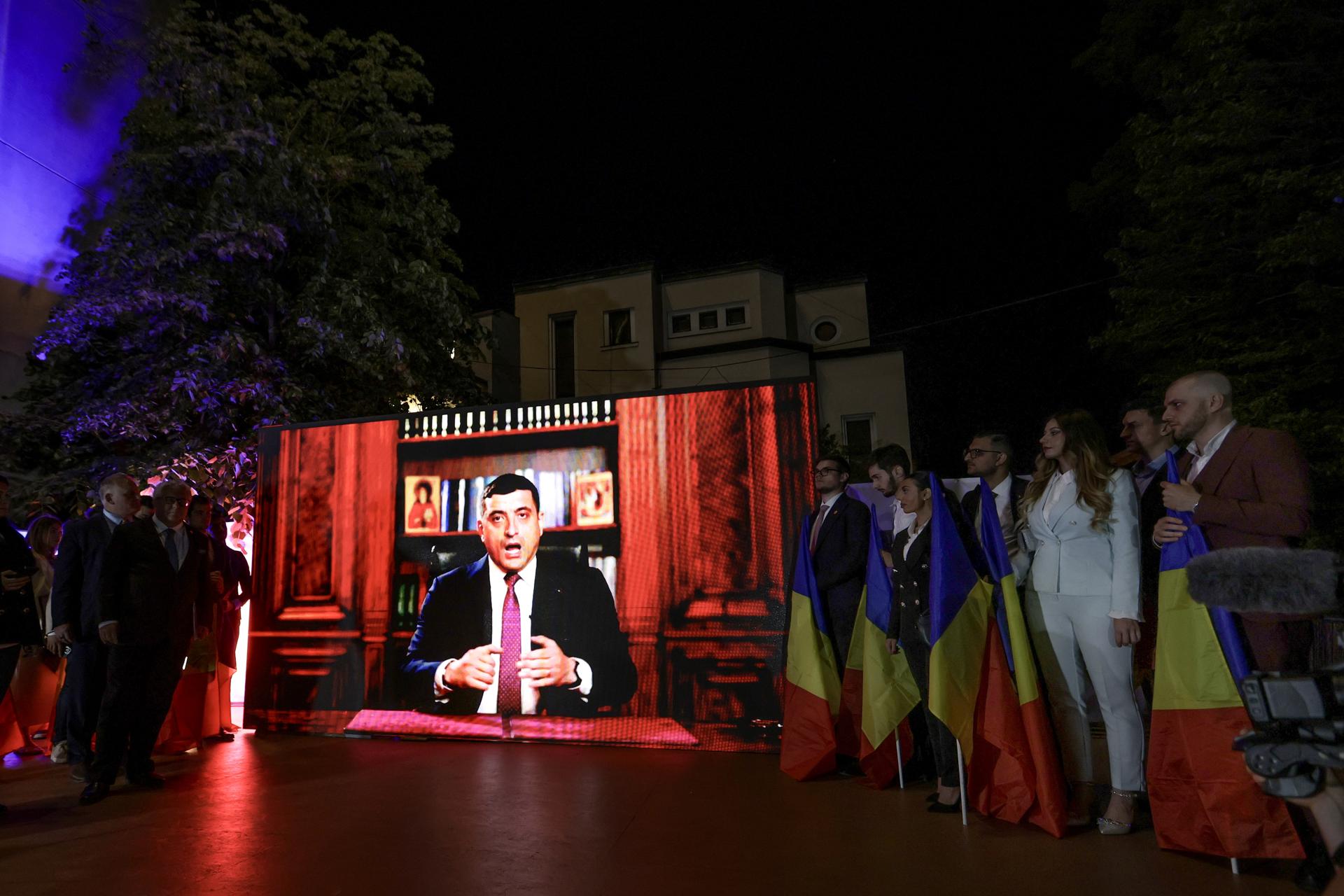 Simion parlant per televisió, poc després de saber-se els primers resultats. (Fotografia de Robert Ghement)