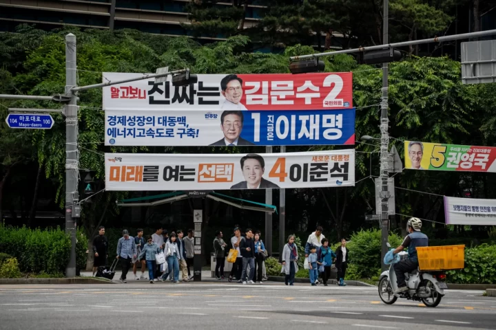 Pancartes electorals a Seül, la capital de Corea del Sud (fotografia: Tina Hsu/Bloomberg).