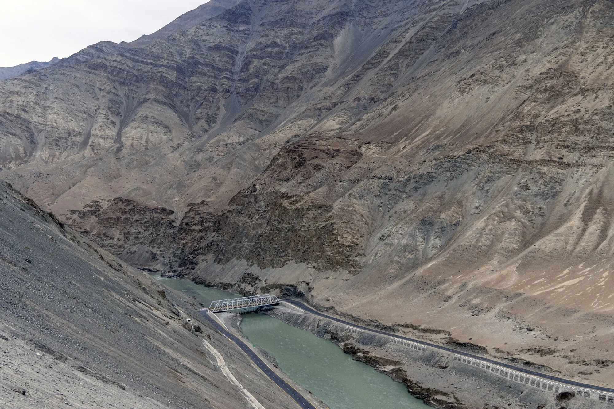 Detall del pont sobre el riu Indus que connecta amb l'autopista de Zanskar a la regió de Ladakh, a l'Índia (fotografia: Sumit Dayal/Bloomberg).