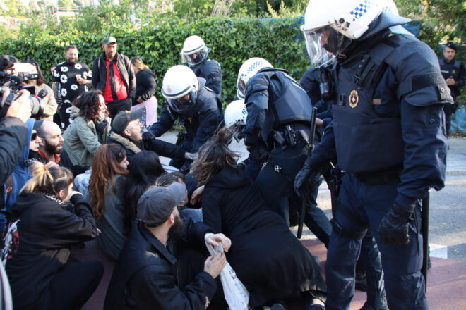 Els antiavalots encapsulen els manifestants per executar el desallotjament de l’assentament de Vallcarca