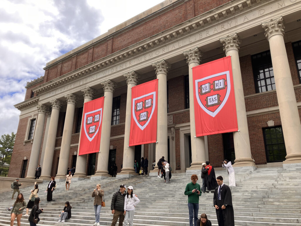 Continua la persecució de Trump contra Harvard: n’investigarà el programa d’intercanvi