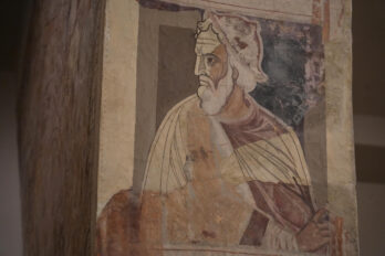 Detall d'una de les pintures murals de Sixena exposades al MNAC.