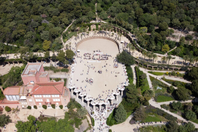 SOS simbòlic de Recuperem el Park Güell per exigir que es redueixi la pressió turística a la instal·lació