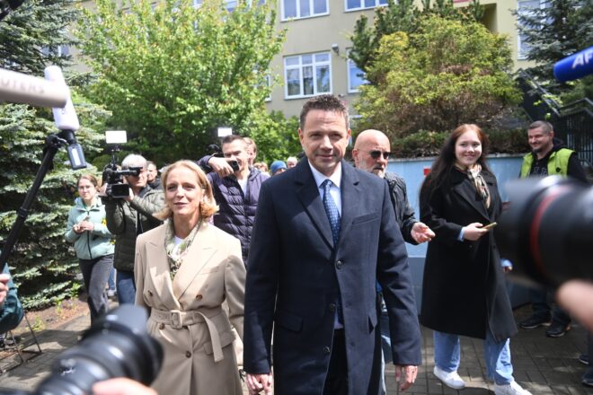 Trzaskowski venç per poc i disputarà la segona volta amb l’extrema dreta
