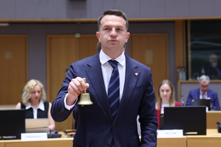 El ministre polonès per a la Unió Europea, Adam Szlapka, toca la campana al començament del Consell Europeu d'Afers Generals, a Brussel·les, ahir (fotografia: Olivier Hoslet).