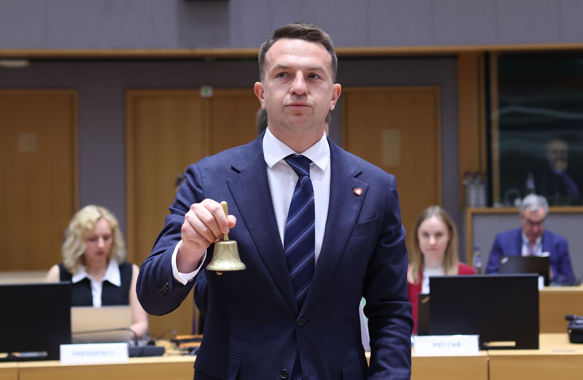 El ministre polonès per a la Unió Europea, Adam Szlapka, toca la campana al començament del Consell Europeu d'Afers Generals, a Brussel·les, ahir (fotografia: Olivier Hoslet).