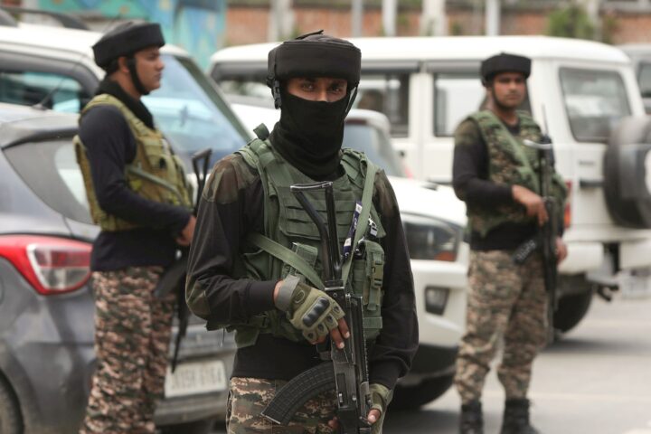 Soldats indis patrullen per la ciutat de Sringar, al Caixmir indi, ahir, dos dies després de la signatura de l'alto-el-foc entre Nova Delhi i Islamabad (fotografia: Farooq Khan/Efe).