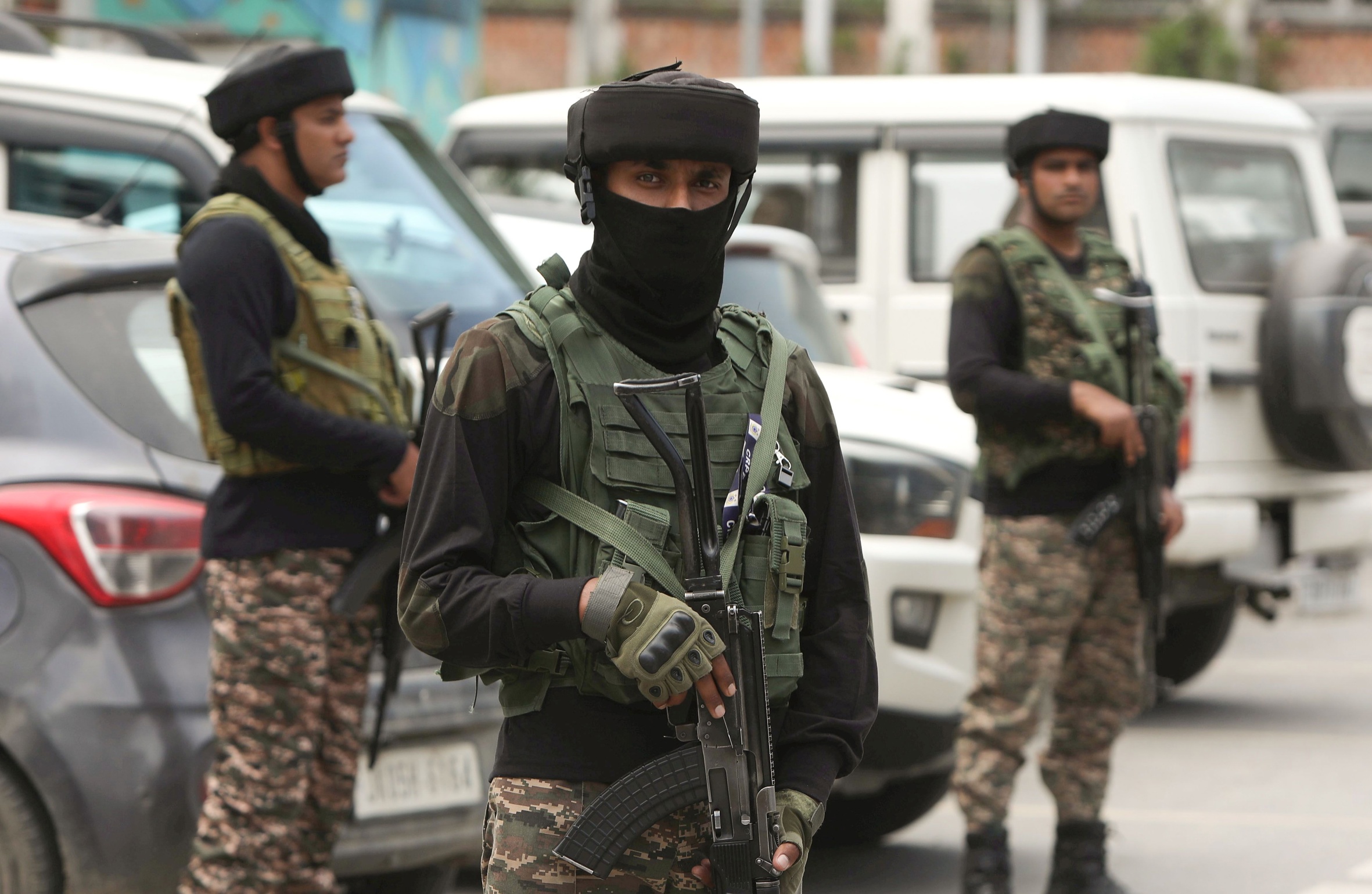 Soldats indis patrullen per la ciutat de Sringar, al Caixmir indi, ahir, dos dies després de la signatura de l'alto-el-foc entre Nova Delhi i Islamabad (fotografia: Farooq Khan/Efe).