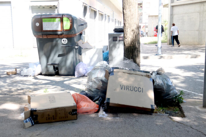Un contenidor de brossa orgànica al barri de Santa Eugènia de Girona, amb tot de bosses d'escombraries i caixes de cartó al voltant (fotografia: ACN / Aleix Freixas).