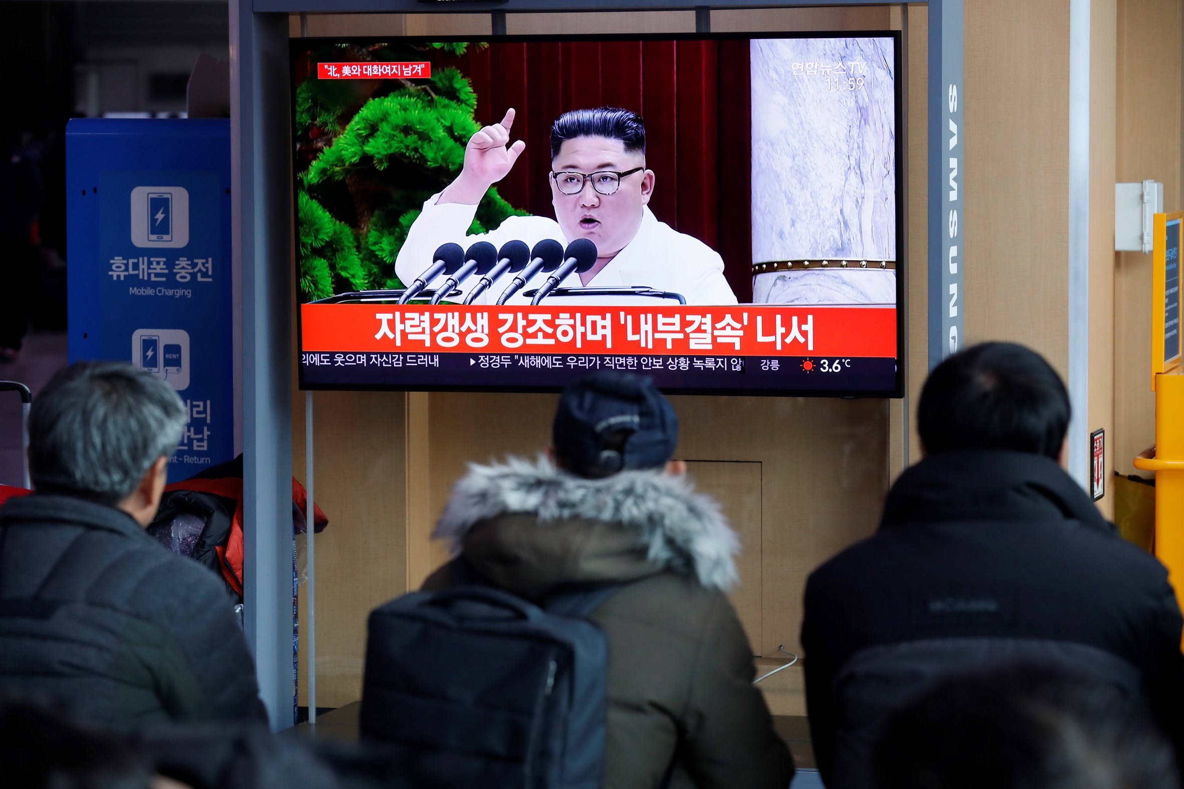 Un grup mira una intervenció de Kim Jong-un, dirigent de Corea del Nord, en una televisió a l'estació de Seül, a Corea del Sud (fotografia: Jeon Heon-Kyun/Efe).