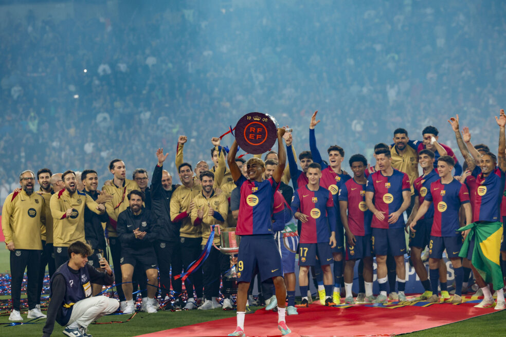 Lamine Yamal, amb la copa de la lliga de futbol