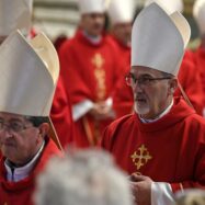 Endurits per anys de servei en zones de conflicte, aquests tres cardenals aspiren a convertir-se en el nou papa
