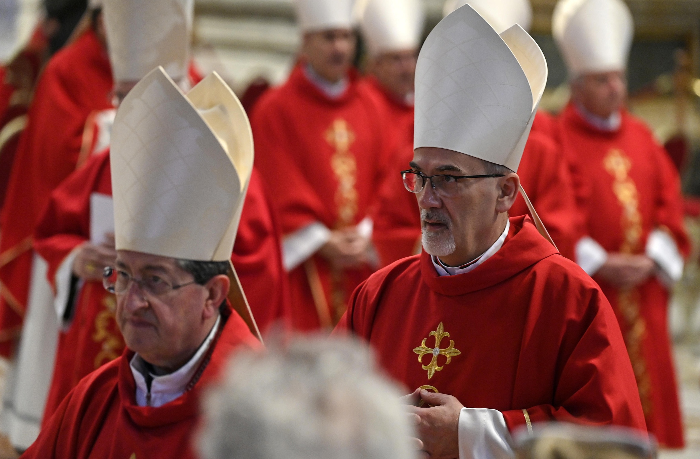 El patriarca llatí de Jerusalem, Pierbattista Pizzaballa (dreta), figura entre els favorits per a convertir-se en el nou papa (fotografia: Riccardo Antimiani/Efe).