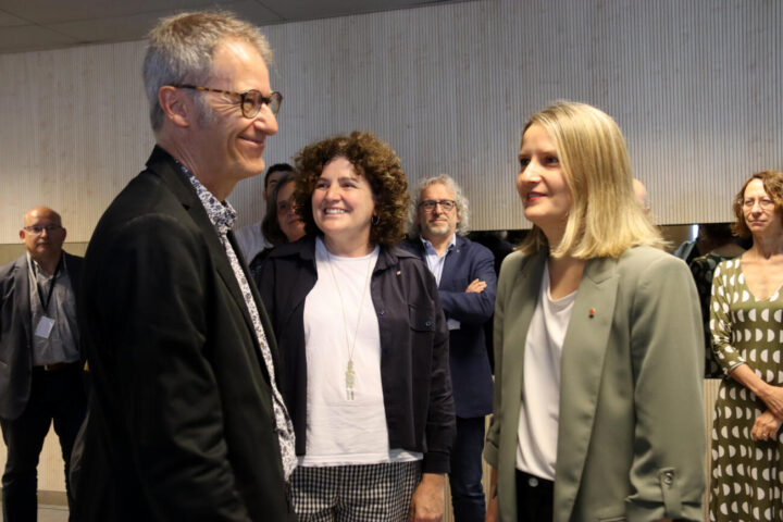 La consellera de Drets Socials i Inclusió, Mònica Martínez Bravo, amb Josep Muñoz Luque (director general de la DGAIA) i la secretària d'Infància, Adolescència i Joventut, Teresa Llorens (fotografia: ACN).