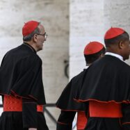 Les hores prèvies al conclave, els cardenals lluiten per l’ànima i el futur de l’Església