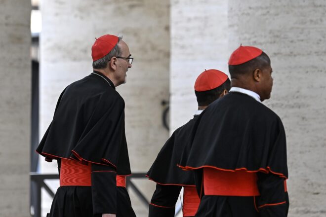 Les hores prèvies al conclave, els cardenals lluiten per l’ànima i el futur de l’Església