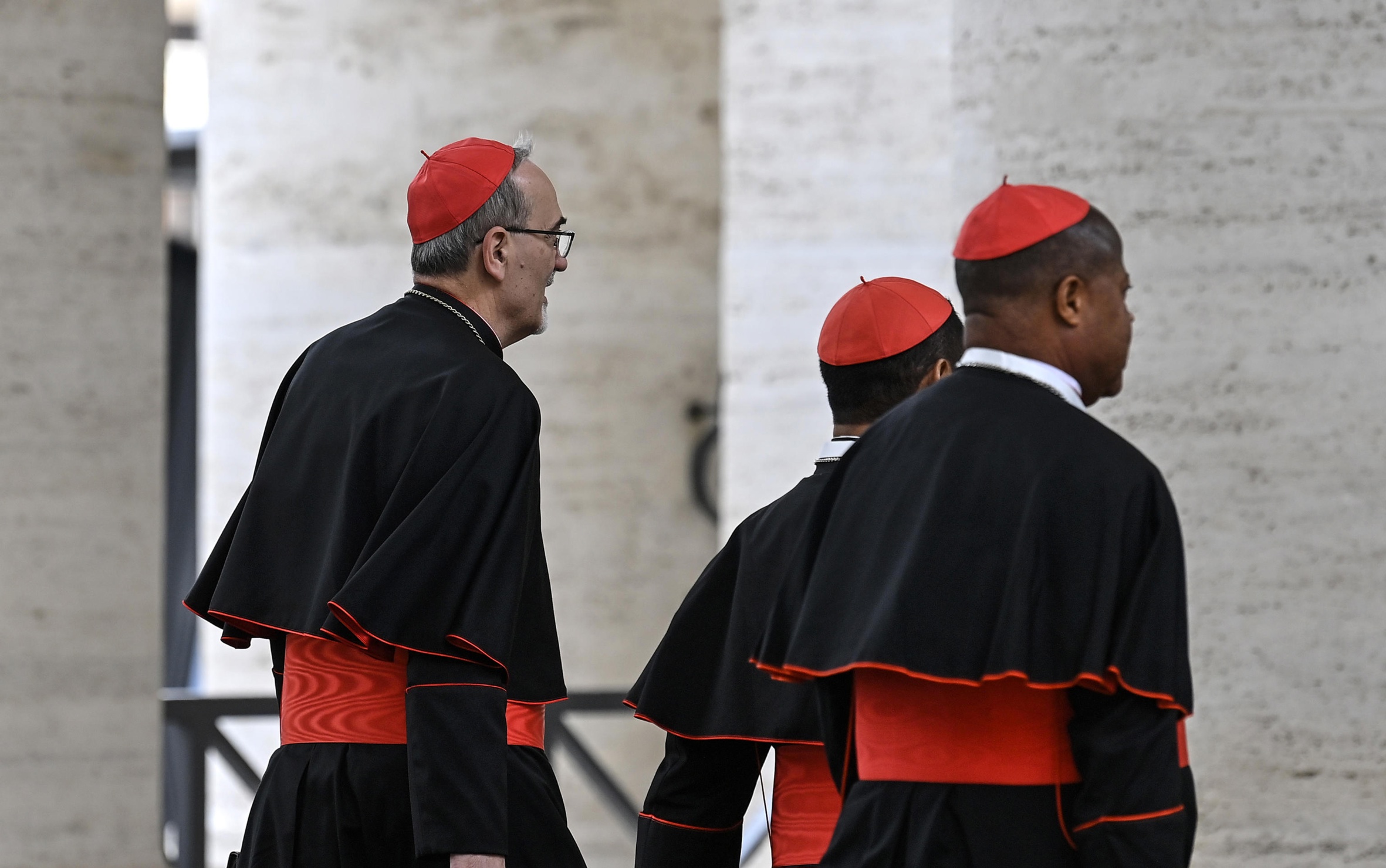 Tres cardenals travessen la plaça de Sant Pere del Vaticà, en direcció a la congregació general de cardenals, prèvia al conclave, ahir (fotografia: Riccardo Antimiani/Efe)..