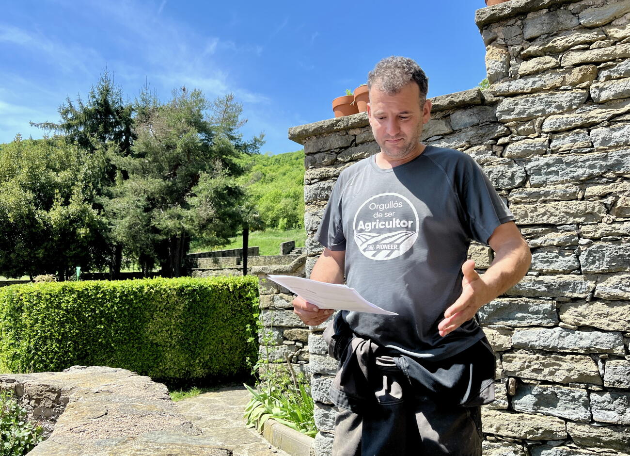 Fatjó-Vilas amb els documents que sostenen les seves crítiques (fotografia: ACN / Laura Busquets).