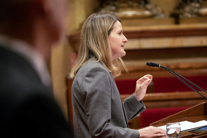 La consellera de Drets Socials, Mònica Martínez Bravo, al ple del Parlament de Catalunya (fotografia: ACN).
