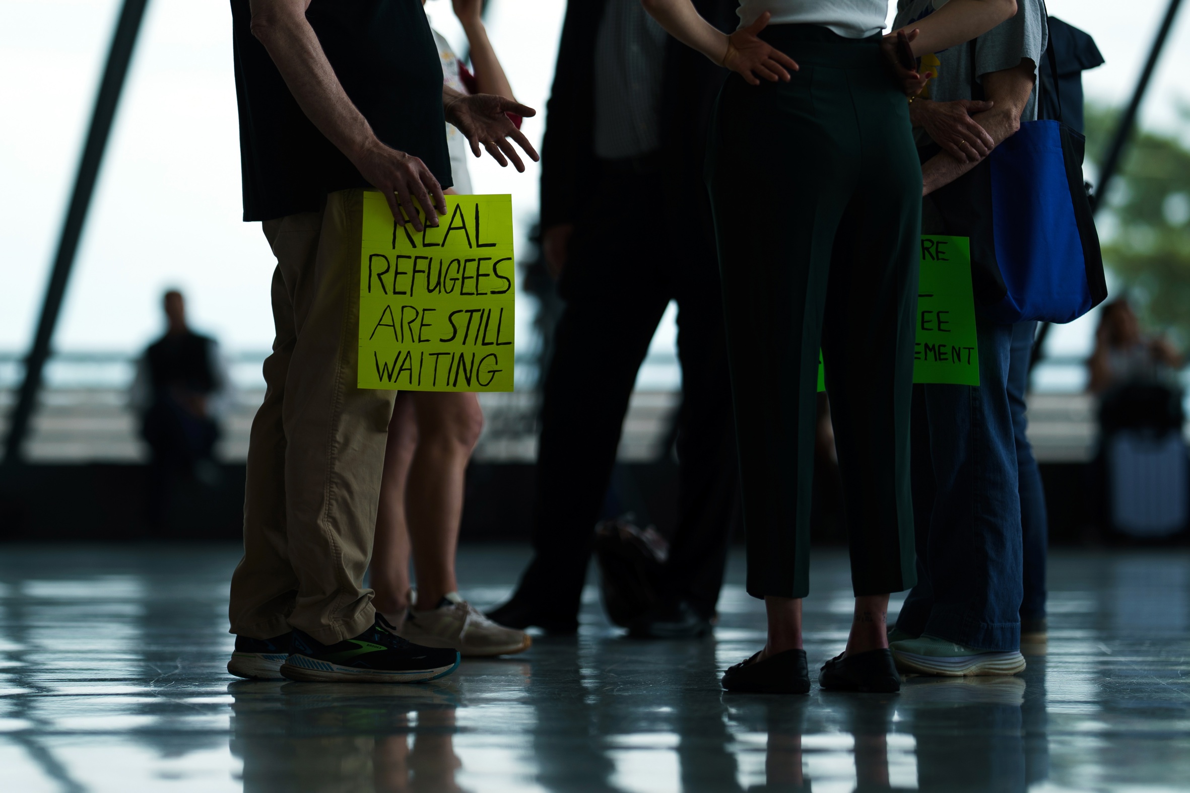 Un grup de manifestants protesta contra l'arribada d'afrikàners com a refugiats als Estats Units, a l'aeroport de Dulles, a l'estat de Virgínia, la setmana passada. Al cartell es llegeix, en anglès, 