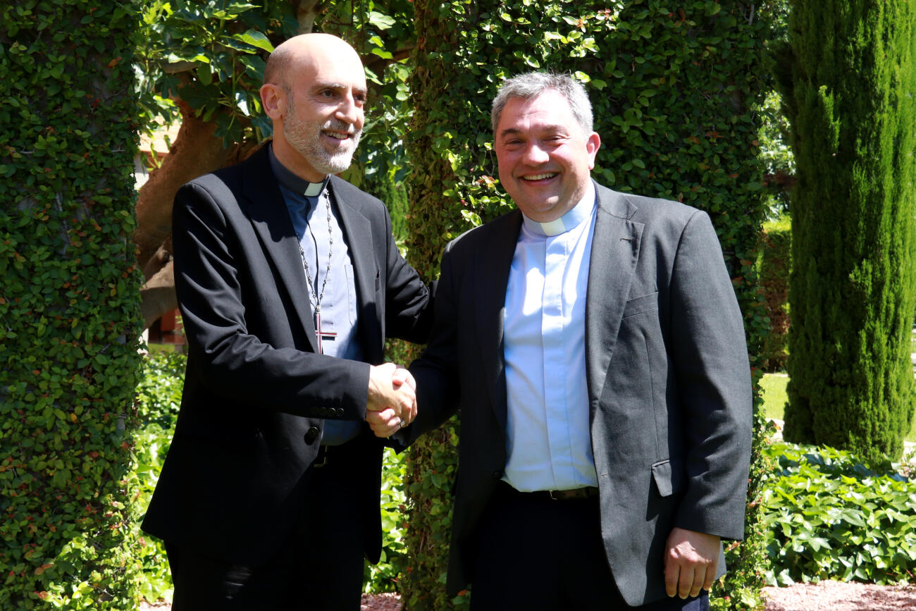 Encaixada de mans entre el bisbe de Sant Feliu, Francesc Xabier Gómez, i el nou bisbe de Lleida (fotografia: ACN / Gemma Sánchez).