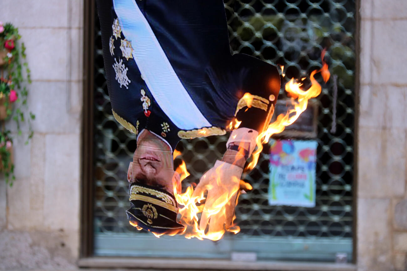 Detall del ninot de cartró de Felip VI cremant cap per avall davant l'Ajuntament de Girona