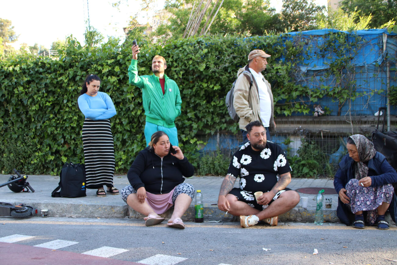 Veïns de Vallcarca asseguts a la vorera durant el desallotjament (fotografia: ACN / Blanca Blay).