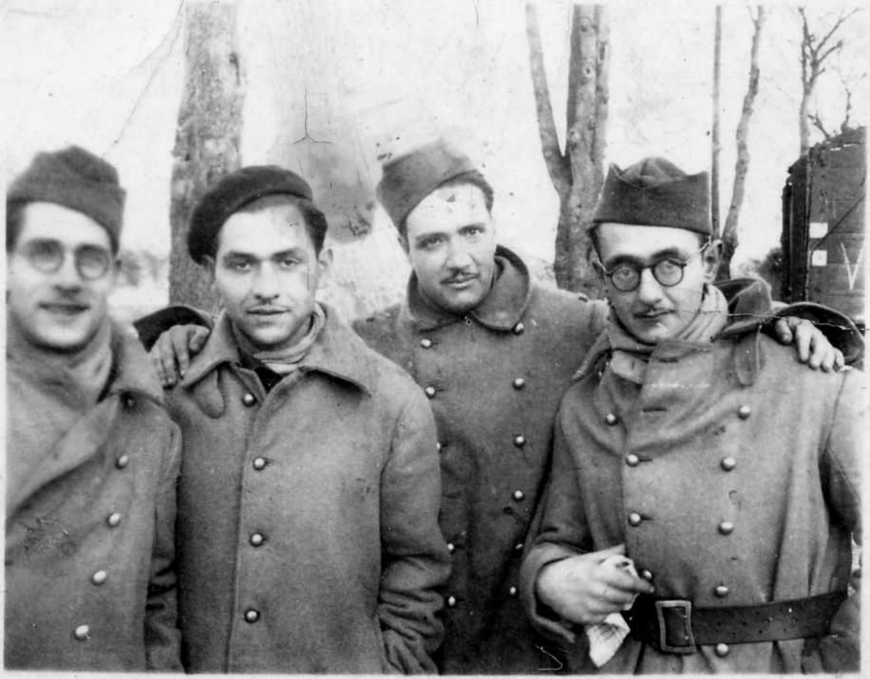 Josep Arnal, Ferran Planes, Pere Vives i Joaquim Amat-Piniella, a la zona del Loira, en una Companyia de Treballadors Estrangers (fotografia: Arxiu Comarcal del Bages)