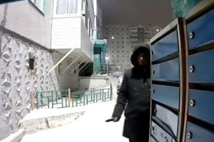 Imatge d'una càmera de seguretat en què es pot veure Kiril Txepliguin, amb el ganivet a la mà, la nit en què assassinà la seva ex-parella, Iekaterina Poliànskaia (fotografia: The Washington Post).