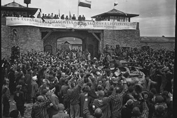 Les tropes nord-americanes rebudes pels deportats supervivents a Mauthausen (fotografia: NARA).