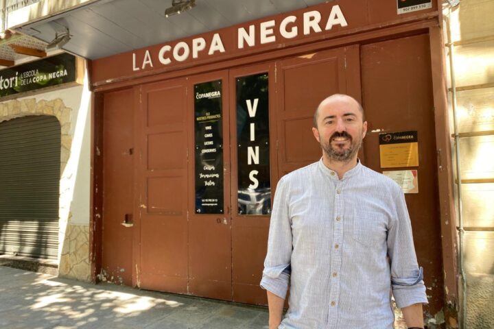 El sommelier Arnau Barangé, davant la vinateria la Copa Negra, a Arenys de Mar (Maresme) (fotografia: Oriol Ferran).