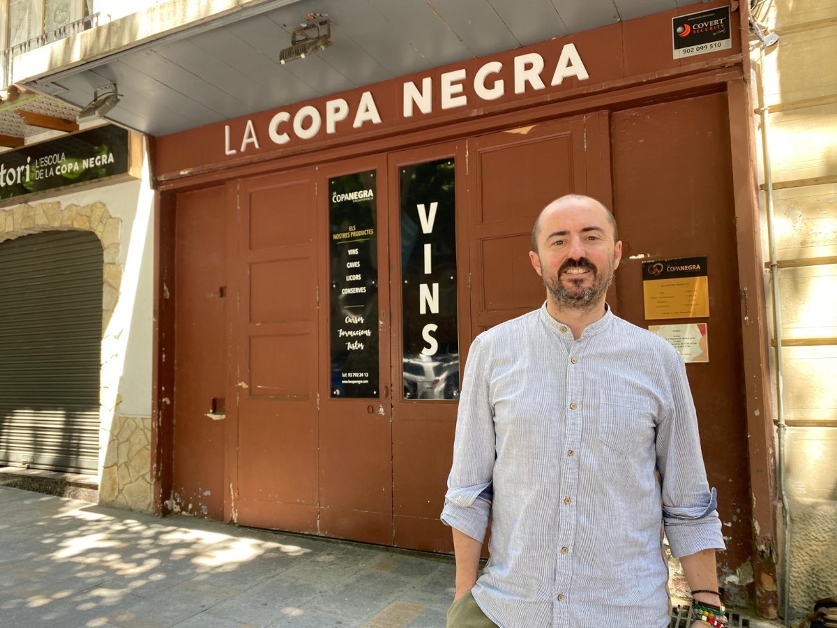 El sommelier Arnau Barangé, davant la vinateria la Copa Negra, a Arenys de Mar (Maresme) (fotografia: Oriol Ferran).