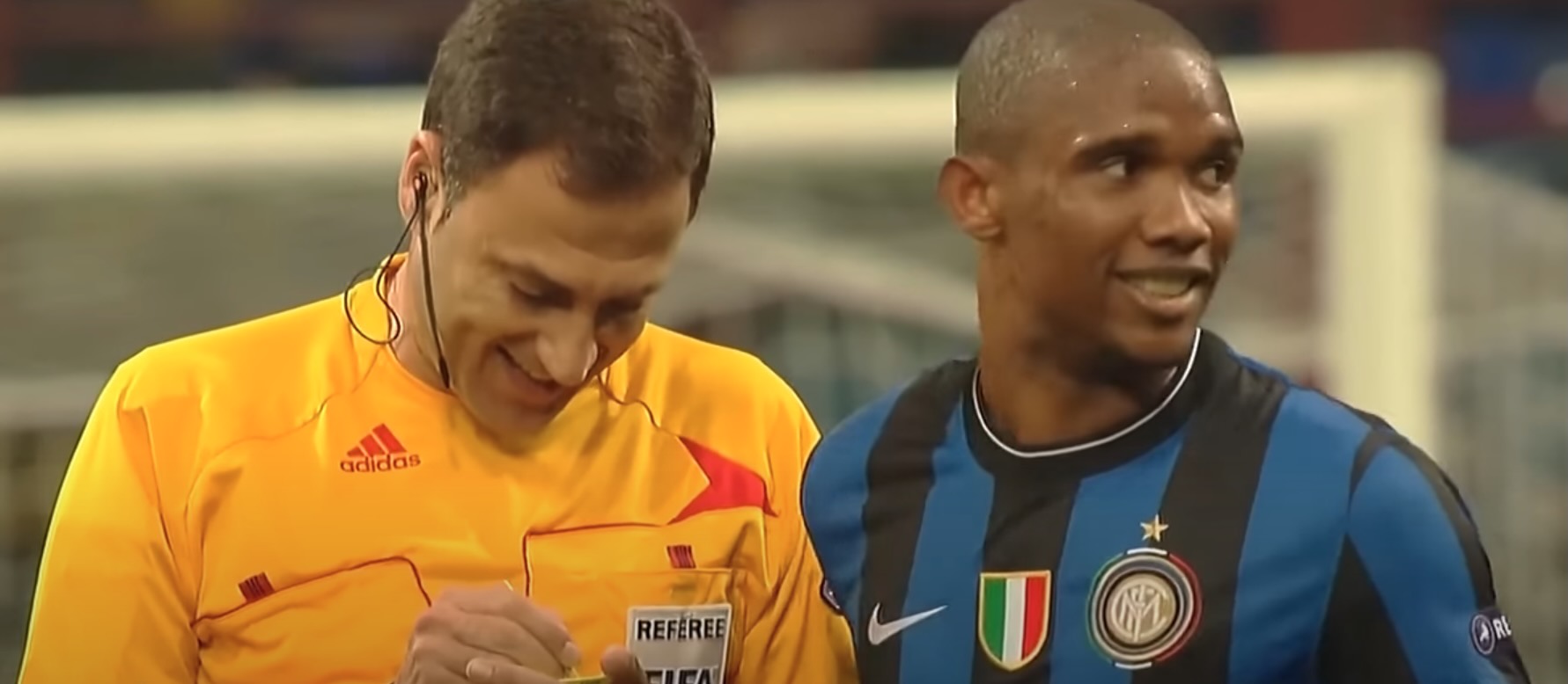 Olegário Benquerença i Samuel Eto'o durant les semifinals de la Lliga de Campions del 2010.