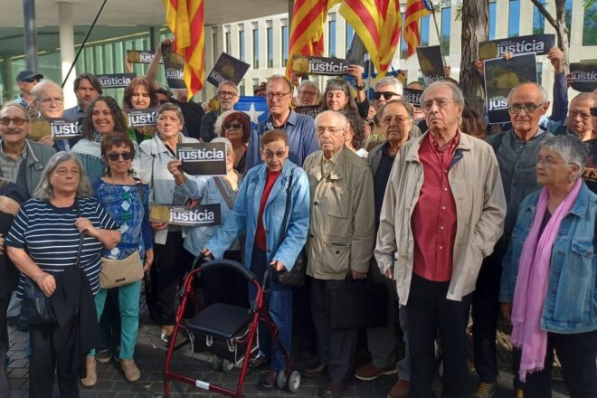 Concentració de suport a Blanca Serra abans de declarar per les tortures del franquisme
