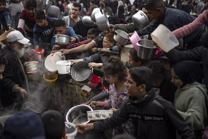Distribució de menjar a Rafah, Gaza, el 21 de desembre de 2023. Un any i cinc mesos després, la fam terroritza tota la franja. Fotografia: Fatima Shbair.