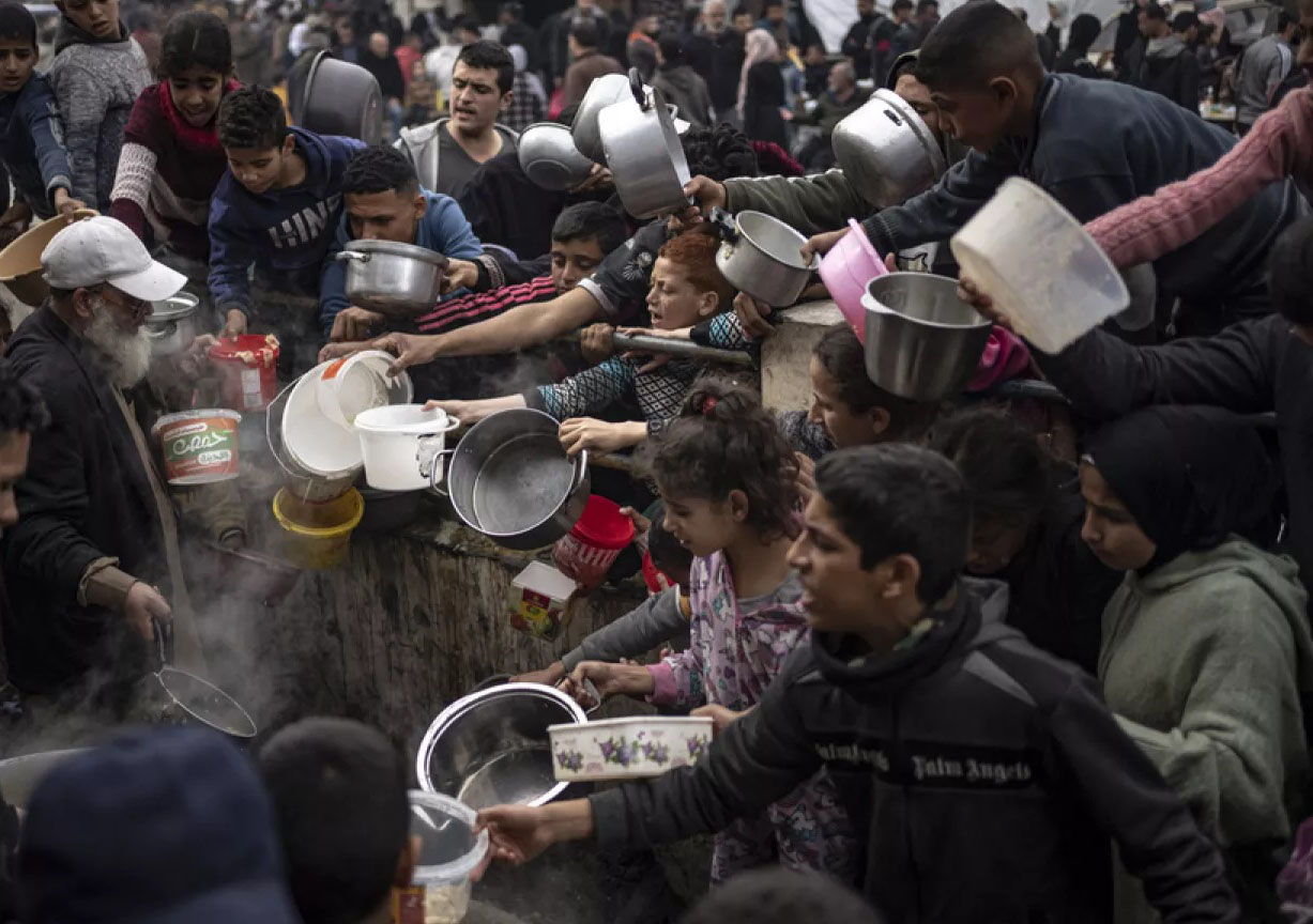 Distribució de menjar a Rafah, Gaza, el 21 de desembre de 2023. Un any i cinc mesos després, la fam terroritza tota la franja. Fotografia: Fatima Shbair.
