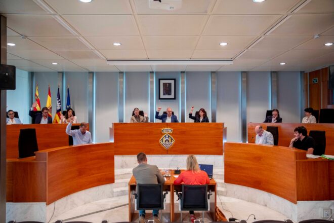 Eivissa aprova avui la normativa per a limitar l’entrada de vehicles