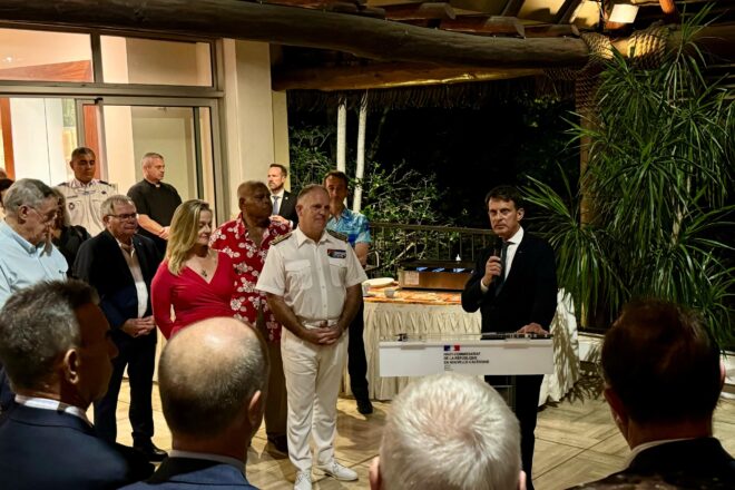 Manuel Valls s’estimba en la mediació entre independentistes i unionistes a Nova Caledònia