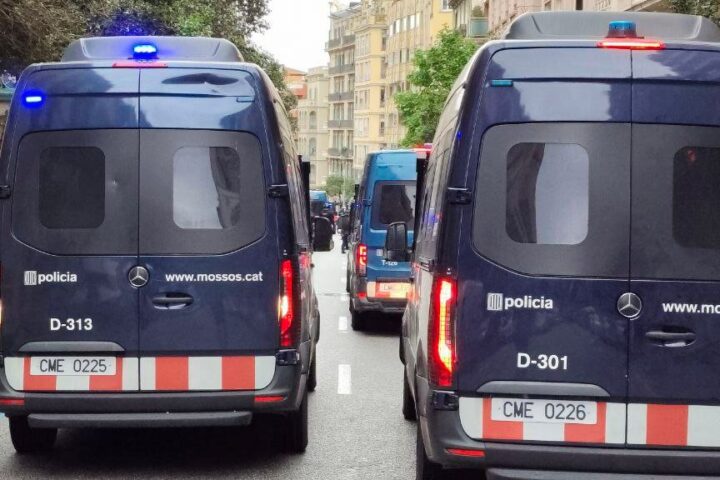 El desplegament dels Mossos a l'avinguda de la República Argentina (fotografia: Sindicat de l'Habitatge de Vallcarca).