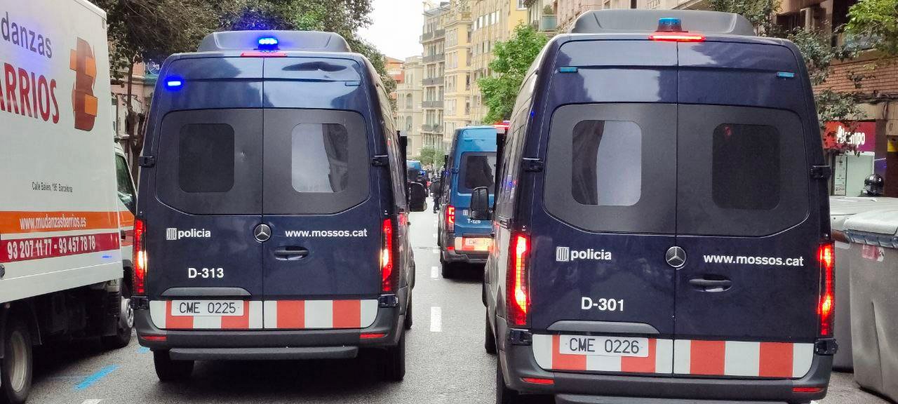 El desplegament dels Mossos a l'avinguda de la República Argentina (fotografia: Sindicat de l'Habitatge de Vallcarca).