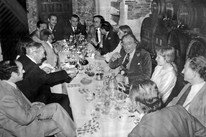 Josep Pla i Salvador Dalí, davant per davant, al Celler de Ca la Teta, amb una colla d'amics (fotografia: Arxiu Hotel Duran).