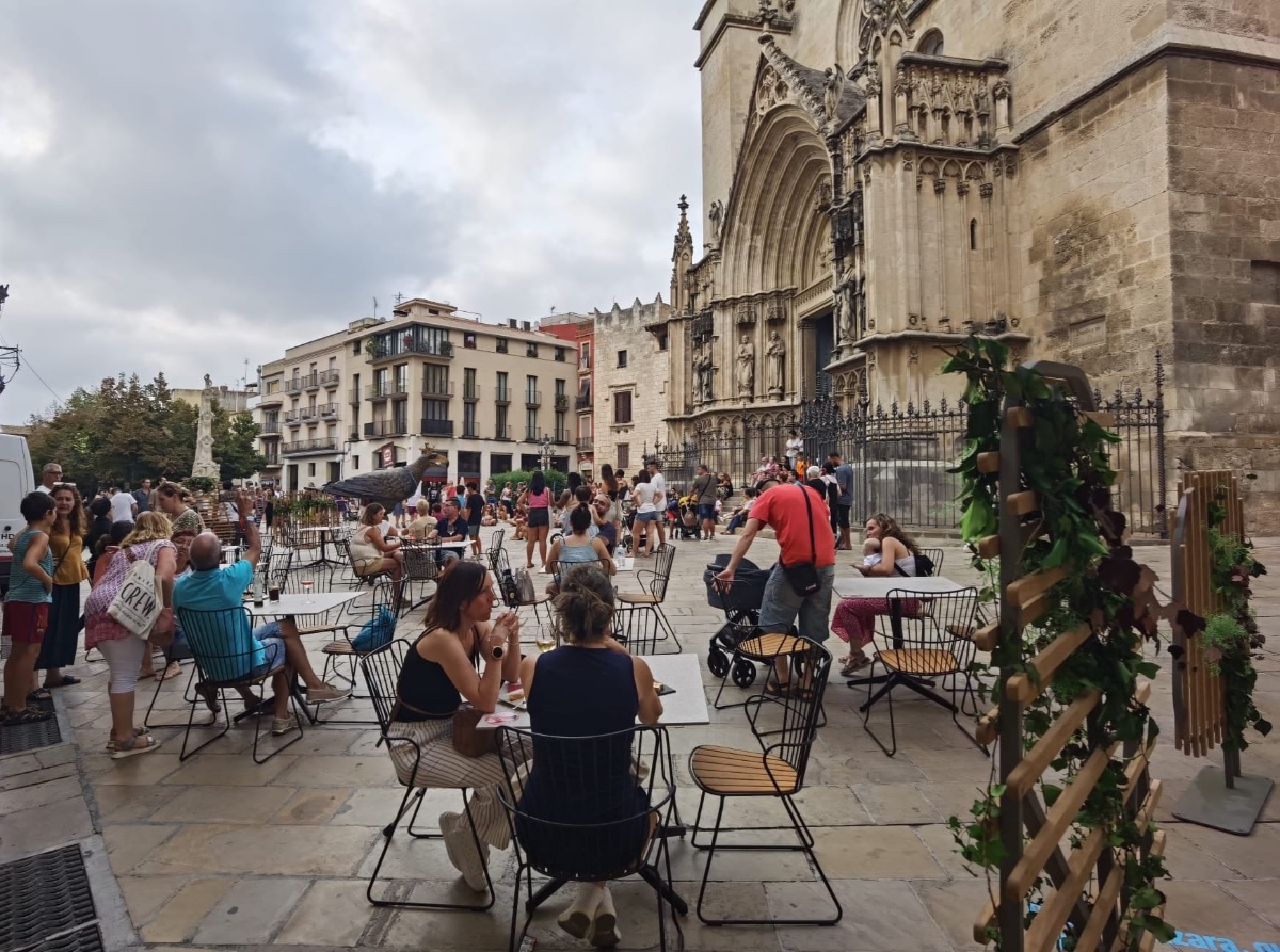 Les taules de la Taverna del Vinseum plenes d'ambient a la plaça de Jaume I de Vilafranca del Penedès.