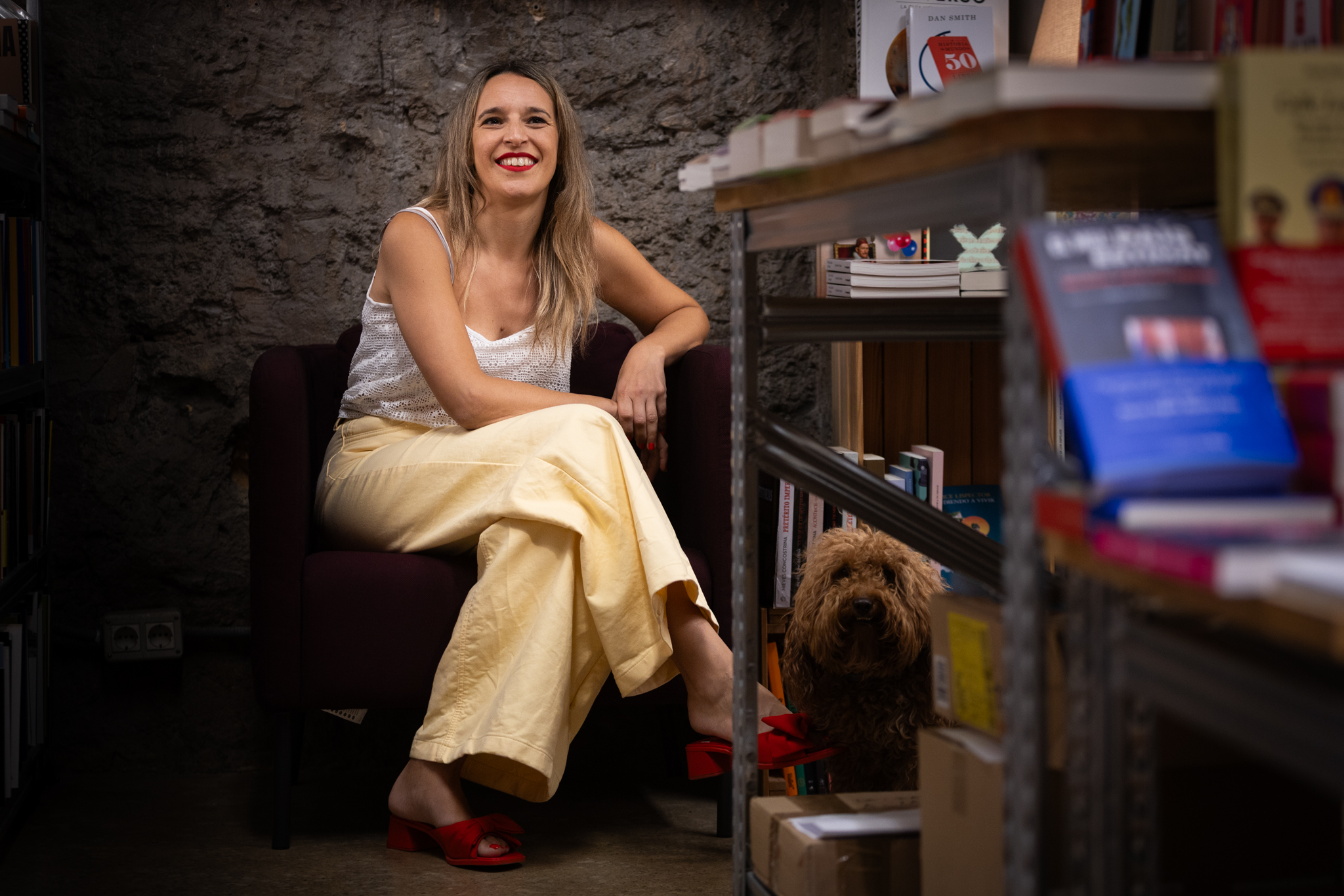 Margalida Mateu, directora de 'Téntol', retratada a la llibreria 'Ratcorner' (fotografia: Martí Gelabert)