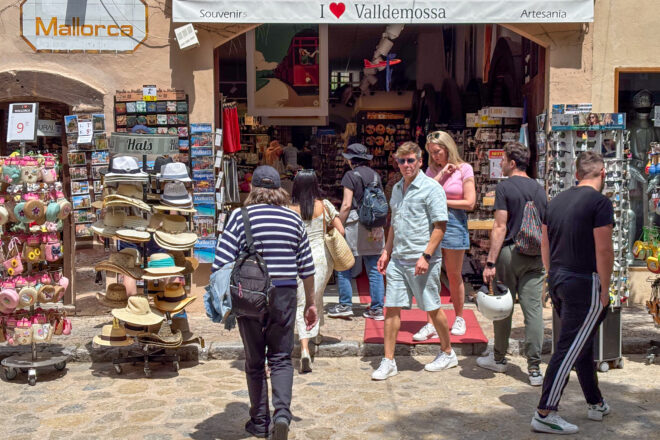 Valldemossa sobrepassa el caos turístic: “Això és un bordell. Els veïns som els estranys a ca nostra”